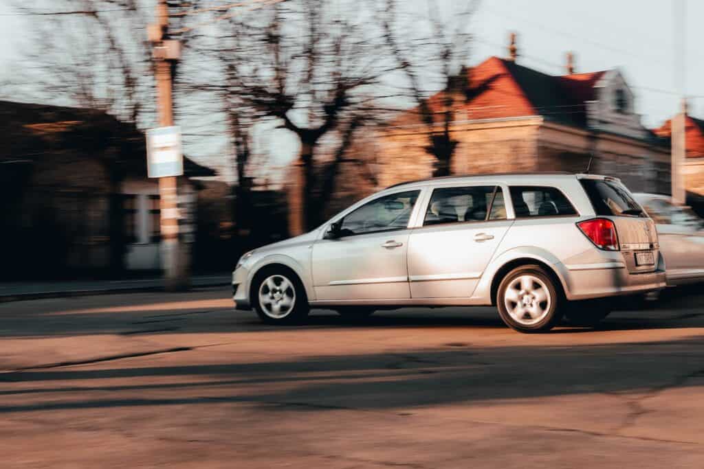 auto schokt tijdens het rijden