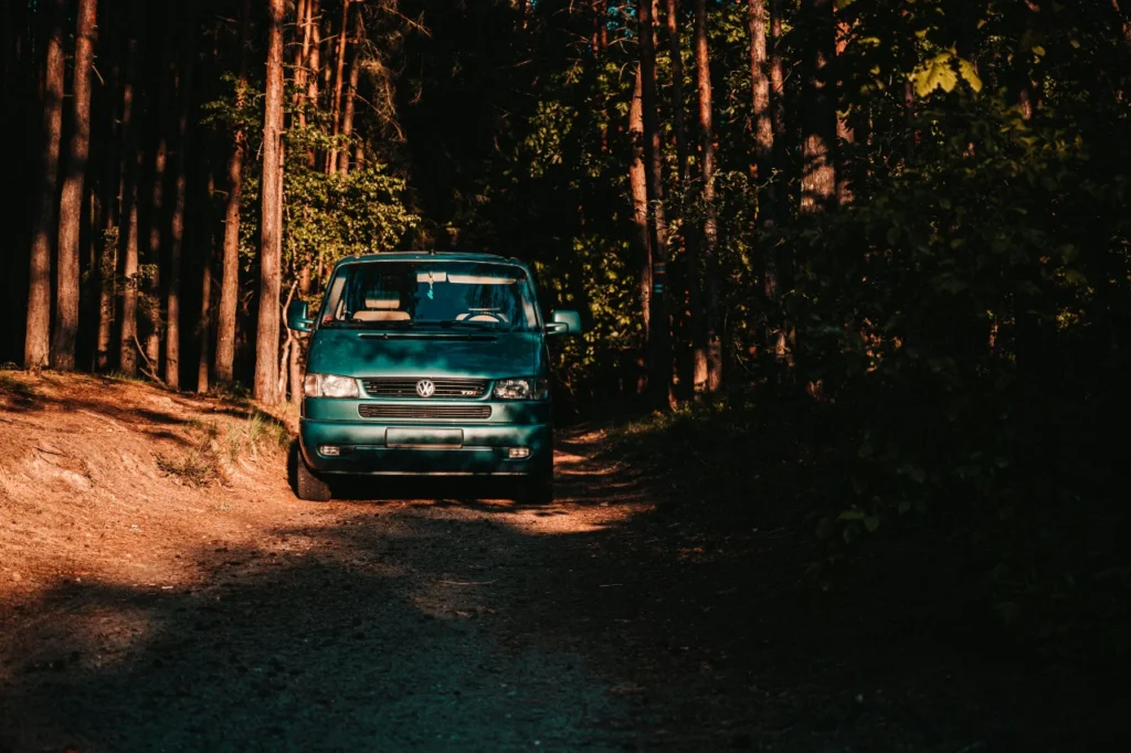 een volkswagen transporter in de natuur
